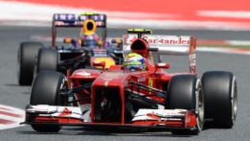 Massa, con Webber detras, durante la calificaci&oacute;n del GP de Espa&ntilde;a.