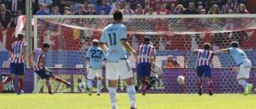 Diego Costa tira el penalti que Yoel para.