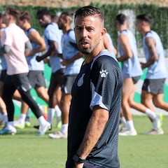 Luis García: “Vamos a tener que remar hasta con las orejas”