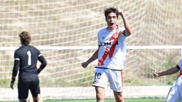 Pablo Muñoz, el canterano de moda en Vallecas, celebra un gol la temporada pasada.