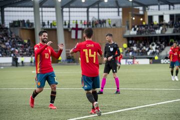 1-4. José Luis Gayá celebró el cuarto gol con Isco.