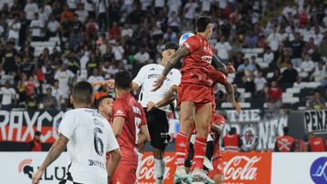Futbol, Colo Colo vs Union San Felipe.
Fase de grupos, Copa Chile 2024.
El jugador de Colo Colo Salomon Rodriguez, centro, marca su gol contra Union San Felipe durante un partido del grupo B de la Copa Chile realizado en el estadio Monumental de Santiago, Chile.
9/02/2025
Dragomir Yankovic/Photosport
Football, Colo Colo vs Union San Felipe.
Group stage, 2025 Copa Chile.
Colo ColoÕs player Salomon Rodriguez, center, scores against Union San Felipe during a group stage B match of the Copa Chile Championship at the Monumental stadium in Santiago, Chile.
9/02/2025
Dragomir Yankovic/Photosport