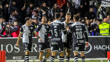 SALAMANCA, 18/01/2024.- Los jugadores del Unionistas de Salamanca celebran el primer gol durante el partido de octavos de final de la Copa del Rey de fútbol entre Unionistas de Salamanca y Barcelona, este jueves en el estadio Reina Sofía de Salamanca. EFE/ Kiko Huesca