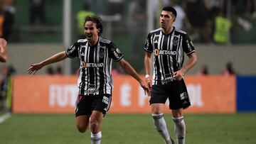 Atletico Mineiro's midfielder Igor Gomes (L) celebrates after scoring against Alianza Lima during the Copa Libertadores group stage first leg football match between Brazil's Atletico Mineiro and Peru's Alianza Lima, at the Raimundo Sampaio stadium in Belo Horizonte, Brazil, on May 3, 2023. (Photo by DOUGLAS MAGNO / AFP)