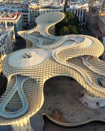 El Metrosol Parasol (conocido como Las setas) está en la Plaza de la Encarnación de Sevilla. Es una estructura de madera con columnas de hormigón que tienen ascensores con acceso al mirador. Su diseñador es Jürgen Mayer y el suyo fue el proyecto ganador del concurso abierto por el Ayuntamiento de Sevilla para la rehabilitación de la plaza. Bajo los parasoles, en la plaza, hay un mercado, en los niveles intermedios hay un restaurante de tapas y en la parte superior, un mirador. Su diseño se inspira en las bóvedas de la catedral de Sevilla y los ficus de la plaza del Cristo de Burgos, también en Sevilla.