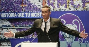 El lateral derecho brasileño Danilo Luiz Da Silva durante su presentación hoy como nuevo jugador del Real Madrid, en el estadio Santiago Bernabeu. 