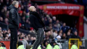 Guardiola se lamenta ante la presencia de Solksjaer durante el derbi de Manchester.