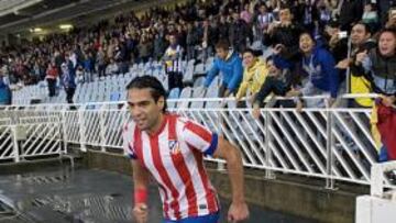 <b>ALENTADO. </b>El jugador, aplaudido por seguidores colombianos a la salida al campo de Anoeta.