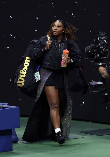 Serena Williams, apareci¨® en la Arthur Ashe como una superhero¨ªna, con una capa de lentejuelas doradas en mitad de un estruendo impresionante de los casi 24.000 espectadores que abarrotaron la pista de tenis m¨¢s grande del mundo.