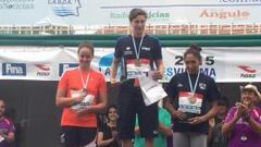 K&ouml;brich en el podio junto a las otras nadadoras que se colgaron medalla.