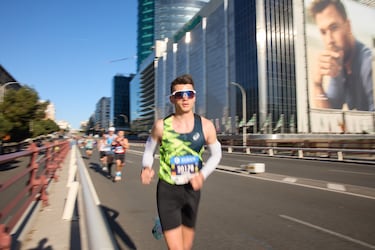 Un hombre participa en la 47ª edición del Zurich Rock 'N' Roll Running Series, a 27 de abril de 2025, en Madrid (España).