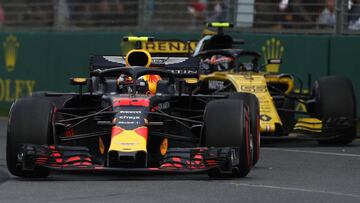 MELBOURNE, AUSTRALIA - MARCH 25: Max Verstappen of the Netherlands driving the (33) Aston Martin Red Bull Racing RB14 TAG Heuer leads Carlos Sainz of Spain driving the (55) Renault Sport Formula One Team RS18 on track during the Australian Formula One Grand Prix at Albert Park on March 25, 2018 in Melbourne, Australia. (Photo by Robert Cianflone/Getty Images)