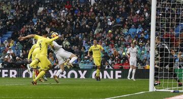 Real Madrid penalty appeal of a perceived handball on Álvaro's part.