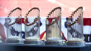 Durante el desfile de celebración en la ciudad de Massachusetts el trofeo de campeón de la Serie Mundial fue golpeado por un aficionado de los Red Sox.