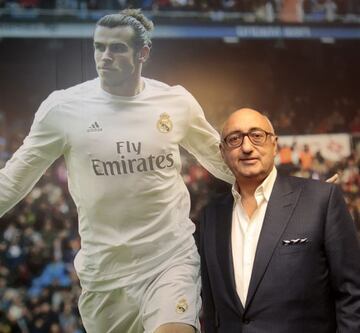 Jonathan Barnett, con un poster de Bale en su etapa en el Madrid.