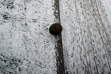 Durante todo el día ha caído una intensa nevada en Madrid que ha dejado estampas muy poco habituales en esta ciudad.