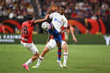 Luka Romero y Ansu Fati pelean por un bal¨®n durante el partido.