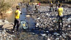 Los ciclistas del Lotto-NL Jumbo se vieron obligados a rodar entre arroyos y terrenos de piedras y grava durante su stage de pretemporada en Almer&iacute;a. 