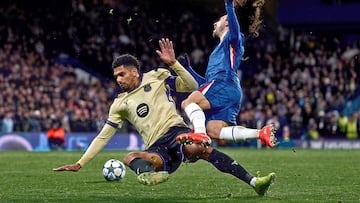 El árbitro del partido, Slavko Vincic, muestra la cartulina roja (doble amarilla) al capitán del Barcelona
por una entrada a destiempo a Marc Cucurella.