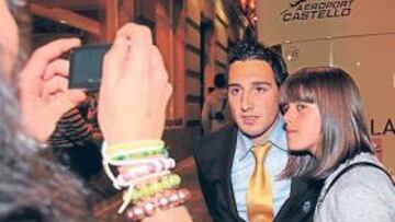 <b>UNA ESTRELLA. </b>Santi Cazorla fue el más solicitado por los aficionados en la llegada del Villarreal a su hotel en Madrid.