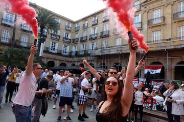 Bilbao ya acoge a los primeros aficionados del Tottenham y Manchester United, que disputarán la final de la Europa League en San Mamés. La ciudad vive un ambiente vibrante, con la final como protagonista en calles.