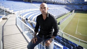 Manolo Gaspar, director deportivo del Málaga, posando para AS en la grada de La Rosaleda.