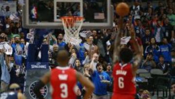 DeAndre Jordan lanza un tiro libre ante los Dalla Mavericks.