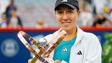 Jessica Pegula, con el trofeo de campeona del WTA 1.000 de Canadá.