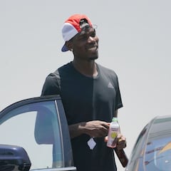 Aficionados del PSG despliegan pancartas en contra de Pogba