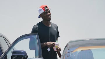 Aficionados del PSG despliegan pancartas en contra de Pogba