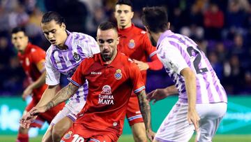 GRAF5804. VALLADOLID, 26/10/2018.- El centrocampista del RCD Espanyol Sergi Darder (i) lucha con M&iacute;chel Herrero, del Real Valladolid, durante el partido de la d&eacute;cima jornada de Liga en Primera Divisi&oacute;n que se juega esta noche en el es