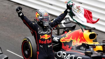 FILE PHOTO: Formula One F1 - Monaco Grand Prix - Circuit de Monaco, Monte Carlo, Monaco - May 29, 2022 Red Bull's Sergio Perez celebrates after winning the race REUTERS/Benoit Tessier/File photo NO RESALES. NO ARCHIVES