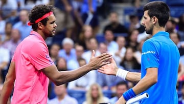 Jo-Wilfried Tsonga saluda a Novak Djokovic después de que el francés se retirase del encuentro de cuartos de final del US Open por lesión.