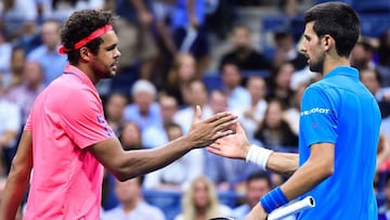 Jo-Wilfried Tsonga saluda a Novak Djokovic despu&eacute;s de que el franc&eacute;s se retirase del encuentro de cuartos de final del US Open por lesi&oacute;n.