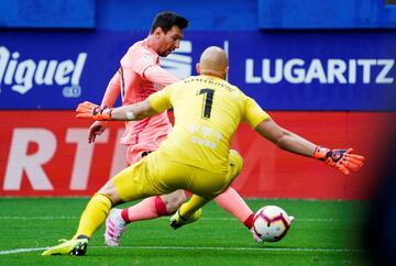 El jugador del Barcelona Leo Messi marca el 1-2 al Eibar.