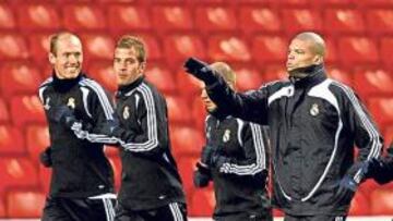 'The Kop', la gradona que absorbe los balones