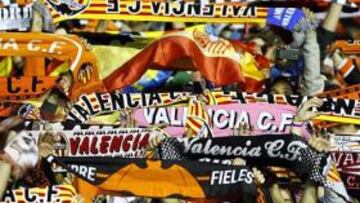 Cinco heridos al caer una valla tras el gol del Valencia