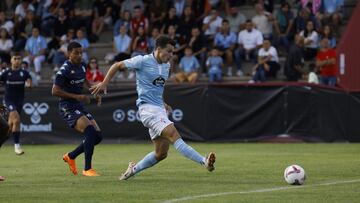 El delantero griego Anastasios Douvikas remata a portería en el primer gol del Celta contra el Vizela portugués en el partido amistoso jugado en A Lomba (Vilagarcía de Arousa).