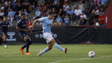 El delantero griego Anastasios Douvikas remata a portería en el primer gol del Celta contra el Vizela portugués en el partido amistoso jugado en A Lomba (Vilagarcía de Arousa).