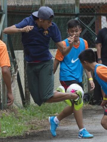 El jugador del Barça, junto a Nike, fue a buscar a un niño a su casa y le acompañó al colegio, donde jugaron un partido con sus amigos.