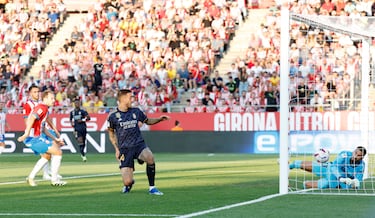 El jugador del Real Madrid, Joselu, observa como el balón entra en la portería. 
