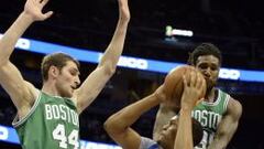 Tyler Zeller y Jae Crowder tratan de frenar a Tobias Harris.