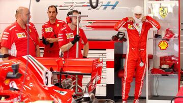 EPA7650. SINGAPUR (SINGAPUR), 14/09/2018.- El piloto alem&aacute;n de F&oacute;rmula Uno Sebastian Vettel (d), de la escuder&iacute;a Ferrari, se prepara para los entrenamientos libres en el circuito de Marina Bay en Singapur, hoy, 14 de septiembre de 201