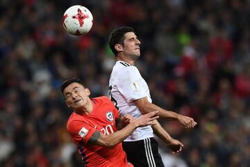 Chile's midfielder Charles Aranguiz (L) vies with Germany's midfielder Lars Stindl during the 2017 Confederations Cup group B football match between Germany and Chile at the Kazan Arena Stadium in Kazan on June 22, 2017. / AFP PHOTO / FRANCK FIFE