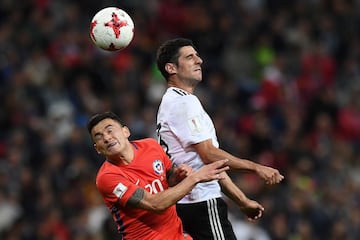 Chile's midfielder Charles Aranguiz (L) vies with Germany's midfielder Lars Stindl during the 2017 Confederations Cup group B football match between Germany and Chile at the Kazan Arena Stadium in Kazan on June 22, 2017. / AFP PHOTO / FRANCK FIFE