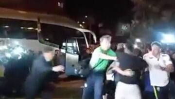 Un fan burla a la policía, abraza a Neymar y le tira la gorra