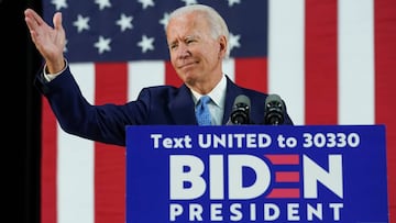 El candidato presidencial demócrata estadounidense y el ex vicepresidente Joe Biden gesticula mientras responde preguntas de los periodistas durante un evento de campaña en Wilmington, Delaware, EE. UU., 30 de junio de 2020.