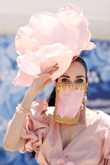  Aficionados a la hípica en el Churchill Downs de Kentucky durante la Kentucky Oaks.