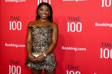 Simone Biles posa en la alfombra roja de la gala TIME100 celebrada en la ciudad de Nueva York. 