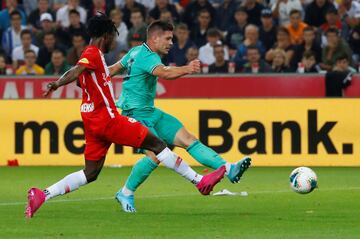 Disparo de Luka Jovic.